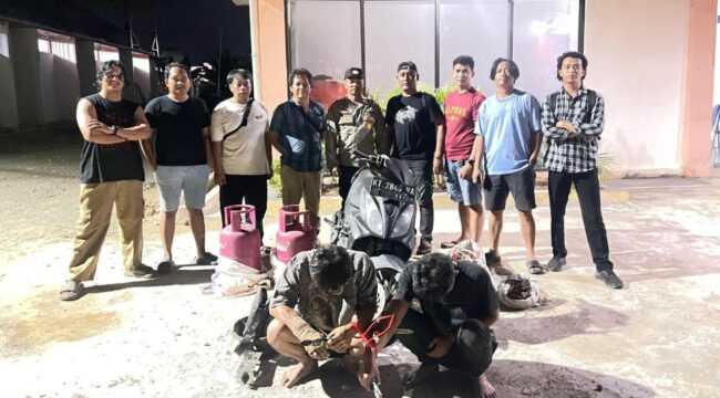 Foto: Petugas Satreskrim Polres Penajam Paser Utara saat mengamankan dua terduga pelaku pencurian material proyek MBG beserta barang bukti di Mapolres PPU. (Dok. Polres PPU)