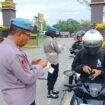 Foto: Petugas Satlantas dan Propam Polres Penajam Paser Utara saat melakukan pemeriksaan kelengkapan kendaraan dan surat-surat personel dalam rangka Operasi Zebra Mahakam 2025. (Dok. Polres PPU)