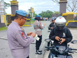 Foto: Petugas Satlantas dan Propam Polres Penajam Paser Utara saat melakukan pemeriksaan kelengkapan kendaraan dan surat-surat personel dalam rangka Operasi Zebra Mahakam 2025. (Dok. Polres PPU)
