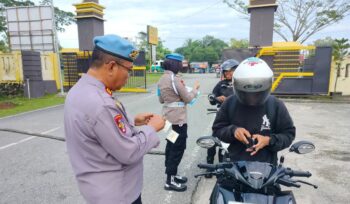 Foto: Petugas Satlantas dan Propam Polres Penajam Paser Utara saat melakukan pemeriksaan kelengkapan kendaraan dan surat-surat personel dalam rangka Operasi Zebra Mahakam 2025. (Dok. Polres PPU)