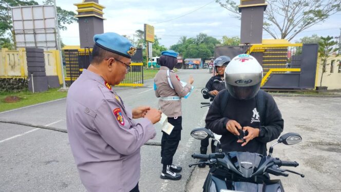 
					Foto: Petugas Satlantas dan Propam Polres Penajam Paser Utara saat melakukan pemeriksaan kelengkapan kendaraan dan surat-surat personel dalam rangka Operasi Zebra Mahakam 2025. (Dok. Polres PPU)