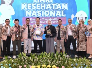 Foto: Para pemateri dan pimpinan PHI berfoto bersama setelah rangkaian kegiatan peringatan Hari Kesehatan Nasional (HKN) 2025. (Dok. PHI)