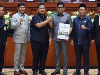 Foto: Bupati Penajam Paser Utara, Mudyat Noor, bersama pimpinan DPRD dan jajaran pemerintah daerah berpose usai penyerahan dokumen persetujuan Raperda APBD 2026 dalam Sidang Paripurna DPRD PPU, Minggu (30/11/2025). (Dok. Humas PPU)