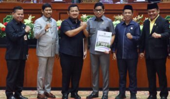 Foto: Bupati Penajam Paser Utara, Mudyat Noor, bersama pimpinan DPRD dan jajaran pemerintah daerah berpose usai penyerahan dokumen persetujuan Raperda APBD 2026 dalam Sidang Paripurna DPRD PPU, Minggu (30/11/2025). (Dok. Humas PPU)