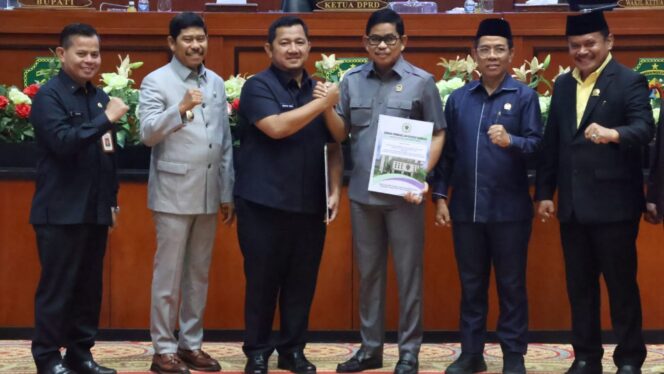 
					Foto: Bupati Penajam Paser Utara, Mudyat Noor, bersama pimpinan DPRD dan jajaran pemerintah daerah berpose usai penyerahan dokumen persetujuan Raperda APBD 2026 dalam Sidang Paripurna DPRD PPU, Minggu (30/11/2025). (Dok. Humas PPU)