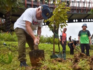 Foto: Peringatan Hari Menanam Pohon Indonesia (HMPI) di IKN ditandai dengan penanaman 500 pohon di kompleks Kantor Kemenko 3 pada Sabtu (29/11/2025). (Dok. Humas OIKN)