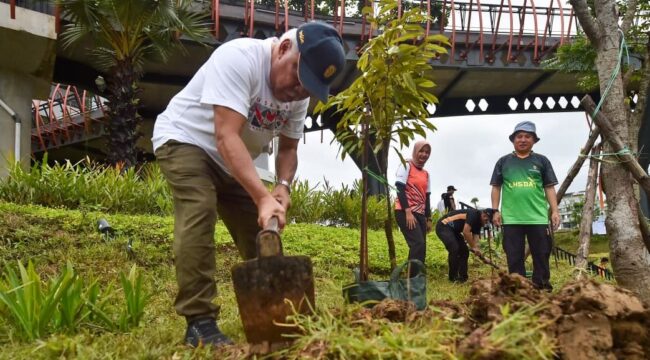 Foto: Peringatan Hari Menanam Pohon Indonesia (HMPI) di IKN ditandai dengan penanaman 500 pohon di kompleks Kantor Kemenko 3 pada Sabtu (29/11/2025). (Dok. Humas OIKN)