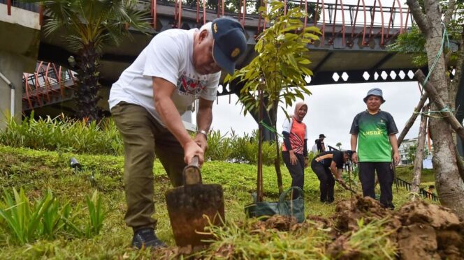
					Foto: Peringatan Hari Menanam Pohon Indonesia (HMPI) di IKN ditandai dengan penanaman 500 pohon di kompleks Kantor Kemenko 3 pada Sabtu (29/11/2025). (Dok. Humas OIKN)