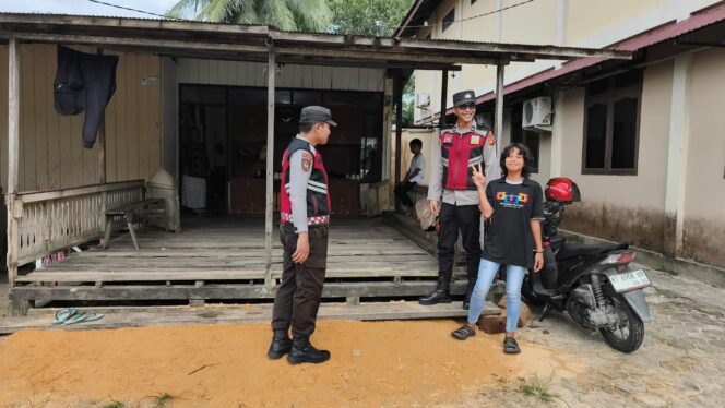 
					Foto: Personel Polsek Penajam melaksanakan patroli dialogis dan berinteraksi dengan warga di kawasan permukiman untuk mempererat hubungan serta menjaga situasi kamtibmas tetap aman dan kondusif, Penajam Paser Utara, Sabtu (2/11/2025). (Dok. Polres PPU)