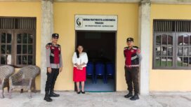 Foto: Personel Polsek Penajam melaksanakan pengamanan kegiatan ibadah di Gereja Pantekosta di Indonesia (GPdI) Penajam, Kabupaten Penajam Paser Utara, sebagai wujud pelayanan Polri dalam menjaga toleransi dan menciptakan rasa aman bagi umat yang beribadah, Minggu (2/11/2025). (Dok. Polres PPU)