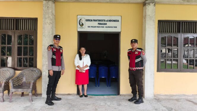 
					Foto: Personel Polsek Penajam melaksanakan pengamanan kegiatan ibadah di Gereja Pantekosta di Indonesia (GPdI) Penajam, Kabupaten Penajam Paser Utara, sebagai wujud pelayanan Polri dalam menjaga toleransi dan menciptakan rasa aman bagi umat yang beribadah, Minggu (2/11/2025). (Dok. Polres PPU)