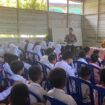 Foto: Kegiatan “Polantas Menyapa” dengan memberikan sosialisasi dan edukasi keselamatan berlalu lintas serta pencegahan bullying kepada siswa dan siswi Sekolah Dasar Negeri (SDN) 029 Penajam (Dok. Polres PPU)