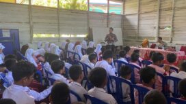 Foto: Kegiatan “Polantas Menyapa” dengan memberikan sosialisasi dan edukasi keselamatan berlalu lintas serta pencegahan bullying kepada siswa dan siswi Sekolah Dasar Negeri (SDN) 029 Penajam (Dok. Polres PPU)