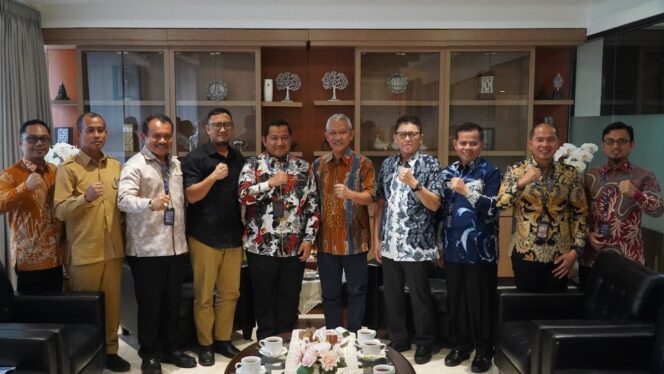 
					Foto: Bupati Penajam Paser Utara (PPU) Mudyat Noor bersama Direktur Jenderal Perimbangan Keuangan Kementerian Keuangan Republik Indonesia, Askolani, usai melaksanakan audiensi membahas kebijakan fiskal afirmatif bagi daerah penyangga Ibu Kota Nusantara (IKN), di Kantor Kementerian Keuangan, Jakarta, Selasa (4/11/2025). (Dok. Humas PPU)