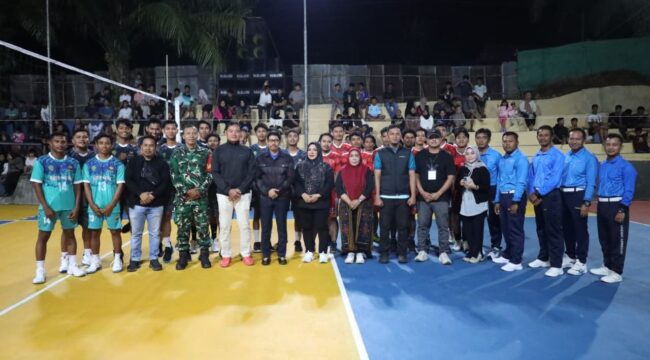 Foto: Para peserta, panitia, perangkat desa, serta perangkat kecamatan berfoto bersama saat pembukaan Turnamen Bola Voli Desa Api-Api Cup I di Lapangan Voli Desa Api-Api, Sabtu malam (30/11/2025). (Dok. Humas PPU)