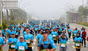 Foto:  Lebih dari 1.000 pelari dari Balikpapan, Samarinda, Penajam Paser Utara, dan Banjarmasin turut ambil bagian pada agenda Amazing Nusantara Run yang diselenggarakan di Kawasan Inti Pusat Pemerintahan (KIPP) IKN pada Minggu (30/11/2025). (Dok. Humas OIKN)