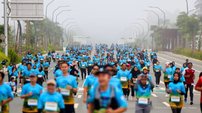 
					Foto:  Lebih dari 1.000 pelari dari Balikpapan, Samarinda, Penajam Paser Utara, dan Banjarmasin turut ambil bagian pada agenda Amazing Nusantara Run yang diselenggarakan di Kawasan Inti Pusat Pemerintahan (KIPP) IKN pada Minggu (30/11/2025). (Dok. Humas OIKN)