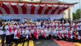 Foto: Para guru di Kabupaten Penajam Paser Utara (PPU) berfoto bersama setelah mengikuti Upacara Hari Guru Nasional 2025 dan Hari Ulang Tahun ke-80 PGRI yang digelar di halaman Kantor Bupati PPU. (Dok: CahayaBorneo/AJI).