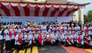 Foto: Para guru di Kabupaten Penajam Paser Utara (PPU) berfoto bersama setelah mengikuti Upacara Hari Guru Nasional 2025 dan Hari Ulang Tahun ke-80 PGRI yang digelar di halaman Kantor Bupati PPU. (Dok: CahayaBorneo/AJI).