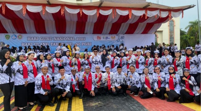 Foto: Para guru di Kabupaten Penajam Paser Utara (PPU) berfoto bersama setelah mengikuti Upacara Hari Guru Nasional 2025 dan Hari Ulang Tahun ke-80 PGRI yang digelar di halaman Kantor Bupati PPU. (Dok: CahayaBorneo/AJI).