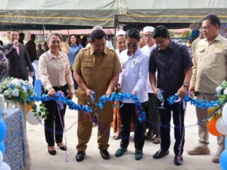 Foto: Bupati Penajam Paser Utara bersama sejumlah pejabat daerah dan pengelola hotel melakukan prosesi pemotongan pita sebagai tanda peresmian L’Rizya Hotel di Kecamatan Waru, Senin (1/12/2025). (Dok. Humas PPU)
