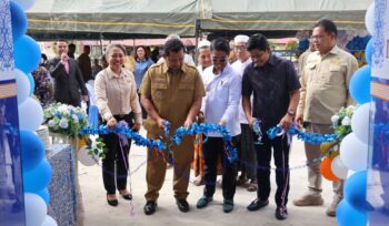 Foto: Bupati Penajam Paser Utara bersama sejumlah pejabat daerah dan pengelola hotel melakukan prosesi pemotongan pita sebagai tanda peresmian L’Rizya Hotel di Kecamatan Waru, Senin (1/12/2025). (Dok. Humas PPU)