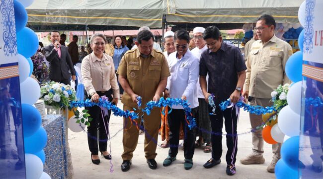 Foto: Bupati Penajam Paser Utara bersama sejumlah pejabat daerah dan pengelola hotel melakukan prosesi pemotongan pita sebagai tanda peresmian L’Rizya Hotel di Kecamatan Waru, Senin (1/12/2025). (Dok. Humas PPU)