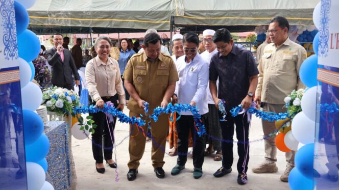 
					Foto: Bupati Penajam Paser Utara bersama sejumlah pejabat daerah dan pengelola hotel melakukan prosesi pemotongan pita sebagai tanda peresmian L’Rizya Hotel di Kecamatan Waru, Senin (1/12/2025). (Dok. Humas PPU)
