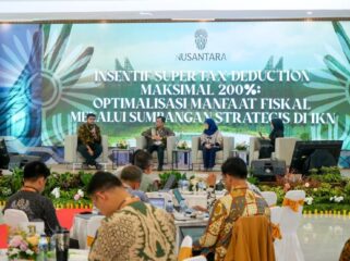 Foto: Para narasumber memaparkan manfaat dan mekanisme fasilitas Super Tax Deduction hingga 200% dalam kegiatan Sosialisasi Optimalisasi Manfaat Fiskal melalui Sumbangan Strategis di Ibu Kota Nusantara (IKN). (Dok. Humas OIKN)