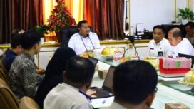 Foto: Bupati Penajam Paser Utara, Mudyat Noor, saat memimpin audiensi bersama jajaran Komisi Pemberantasan Korupsi (KPK) di Kantor Bupati PPU, Rabu (10/12/2025), membahas percepatan sertifikasi aset dan peningkatan kualitas pelayanan publik. (Dok. Humas PPU)