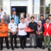 Foto: Bupati Penajam Paser Utara, Mudyat Noor, menerima secara simbolis donasi kemanusiaan dari Aliansi Pemuda dan Masyarakat PPU untuk disalurkan kepada korban bencana di Sumatera, didampingi jajaran pemerintah daerah dan perwakilan organisasi pemuda. (Dok. Humas PPU)