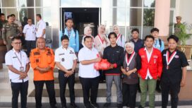 Foto: Bupati Penajam Paser Utara, Mudyat Noor, menerima secara simbolis donasi kemanusiaan dari Aliansi Pemuda dan Masyarakat PPU untuk disalurkan kepada korban bencana di Sumatera, didampingi jajaran pemerintah daerah dan perwakilan organisasi pemuda. (Dok. Humas PPU)