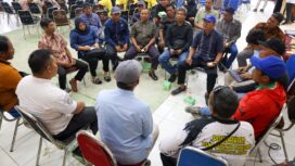 Foto: Para peserta secara aktif mengikuti forum group discussion dalam kegiatan monev dan praktik olahan ikan hasil budidaya akuaponik bersama penyuluh perikanan-perikanan di Kantor Kecamatan Sepaku, Penajam Paser Utara, Rabu (10/12/2025). (Dok. Humas OIKN)