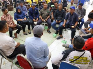 Foto: Para peserta secara aktif mengikuti forum group discussion dalam kegiatan monev dan praktik olahan ikan hasil budidaya akuaponik bersama penyuluh perikanan-perikanan di Kantor Kecamatan Sepaku, Penajam Paser Utara, Rabu (10/12/2025). (Dok. Humas OIKN)