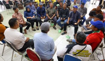 Foto: Para peserta secara aktif mengikuti forum group discussion dalam kegiatan monev dan praktik olahan ikan hasil budidaya akuaponik bersama penyuluh perikanan-perikanan di Kantor Kecamatan Sepaku, Penajam Paser Utara, Rabu (10/12/2025). (Dok. Humas OIKN)
