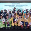 Foto: Para penerima Beasiswa Sobat Bumi Kalimantan (BSBK) Tahun 2025 berpose bersama setelah prosesi inaugurasi di Balikpapan, 17 November 2025. (Dok. PHI)