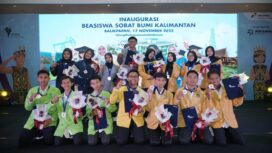 Foto: Para penerima Beasiswa Sobat Bumi Kalimantan (BSBK) Tahun 2025 berpose bersama setelah prosesi inaugurasi di Balikpapan, 17 November 2025. (Dok. PHI)
