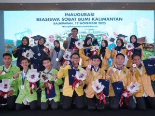 Foto: Para penerima Beasiswa Sobat Bumi Kalimantan (BSBK) Tahun 2025 berpose bersama setelah prosesi inaugurasi di Balikpapan, 17 November 2025. (Dok. PHI)