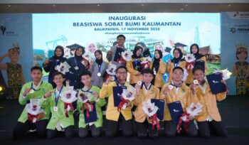 Foto: Para penerima Beasiswa Sobat Bumi Kalimantan (BSBK) Tahun 2025 berpose bersama setelah prosesi inaugurasi di Balikpapan, 17 November 2025. (Dok. PHI)