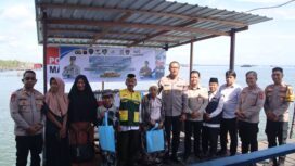 Foto: Sat Polairud Polres Penajam Paser Utara bersama peserta khitanan massal dalam kegiatan Bhakti Kesehatan di Mako Sat Polairud Kayu Api, Penajam, Rabu (10/12/2025). (Dok. Polres PPU)