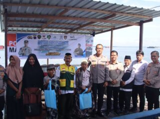 Foto: Sat Polairud Polres Penajam Paser Utara bersama peserta khitanan massal dalam kegiatan Bhakti Kesehatan di Mako Sat Polairud Kayu Api, Penajam, Rabu (10/12/2025). (Dok. Polres PPU)