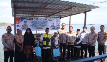 Foto: Sat Polairud Polres Penajam Paser Utara bersama peserta khitanan massal dalam kegiatan Bhakti Kesehatan di Mako Sat Polairud Kayu Api, Penajam, Rabu (10/12/2025). (Dok. Polres PPU)