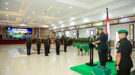 Foto: Pangdam VI/Mulawarman memimpin rangkaian acara Serah Terima Jabatan Kasdam serta Tradisi Penerimaan dan Pelepasan Warga Kodam VI/Mlw di Aula Makodam VI/Mlw, Senin (08/12/25). (Dok. Pendam VI/Mlw)