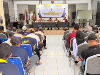 Foto: Petugas Polsek Babulu menghadiri kegiatan Sosialisasi Pemilihan Kepala Desa Antar Waktu (PAW) Desa Sebakung Jaya di Gedung Serba Guna, sebagai upaya menjaga kamtibmas dan mengajak warga bijak bermedia sosial menjelang pemilihan. (Dok. Polres PPU)