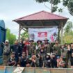 Foto: Relawan Yayasan Pakisbaja bersama Pertamina RU5 dan Pokdarwis Palampang berpose setelah melakukan penanaman 200 pohon mangrove jenis perpak di Sungai Tunan, sebagai bagian dari program Save Bekantan yang menargetkan penanaman 1.000 pohon. (Dok. Istimewa)