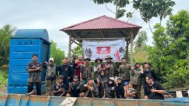 Foto: Relawan Yayasan Pakisbaja bersama Pertamina RU5 dan Pokdarwis Palampang berpose setelah melakukan penanaman 200 pohon mangrove jenis perpak di Sungai Tunan, sebagai bagian dari program Save Bekantan yang menargetkan penanaman 1.000 pohon. (Dok. Istimewa)