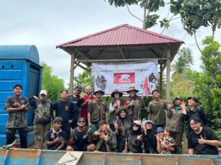 Foto: Relawan Yayasan Pakisbaja bersama Pertamina RU5 dan Pokdarwis Palampang berpose setelah melakukan penanaman 200 pohon mangrove jenis perpak di Sungai Tunan, sebagai bagian dari program Save Bekantan yang menargetkan penanaman 1.000 pohon. (Dok. Istimewa)