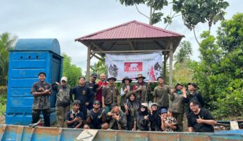 Foto: Relawan Yayasan Pakisbaja bersama Pertamina RU5 dan Pokdarwis Palampang berpose setelah melakukan penanaman 200 pohon mangrove jenis perpak di Sungai Tunan, sebagai bagian dari program Save Bekantan yang menargetkan penanaman 1.000 pohon. (Dok. Istimewa)