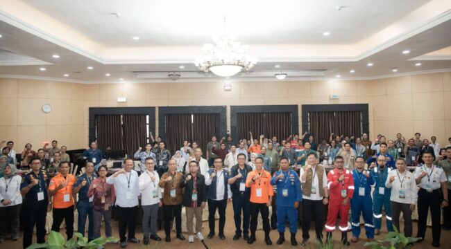 Foto: Para peserta Joint Readiness Exercise SKK Migas Wilayah Kalimantan–Sulawesi berfoto bersama usai mengikuti rangkaian latihan kesiapsiagaan darurat yang digelar di Balikpapan, sebagai upaya memperkuat sinergi dan koordinasi lintas perusahaan serta instansi terkait dalam operasi hulu migas. (Dok. PHI)