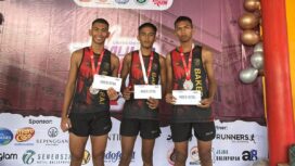 Foto: Tiga personel Brigif TP 85/BTC menampilkan medali dan piagam penghargaan usai meraih Juara I, II, dan III pada ajang Mulia Run 2025 di Balikpapan. (Dok. Kodam VI/MLW)